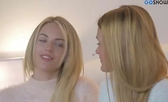 华丽porno - Beauty Blonde Lesbian Teasing Sensual Oral Delights